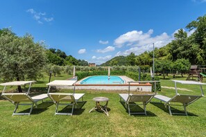 Outdoor pool - one bedroom apartment in the countryside with swimming pool (Prato D'era)