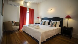 4 habitaciones, tabla de planchar con plancha, wifi y ropa de cama 