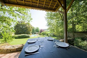 Outdoor dining - 17th Century Manor House (Les Verchers Sur Layon)