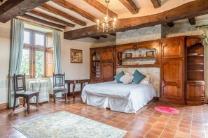 7 bedrooms, iron/ironing board, WiFi, bed sheets