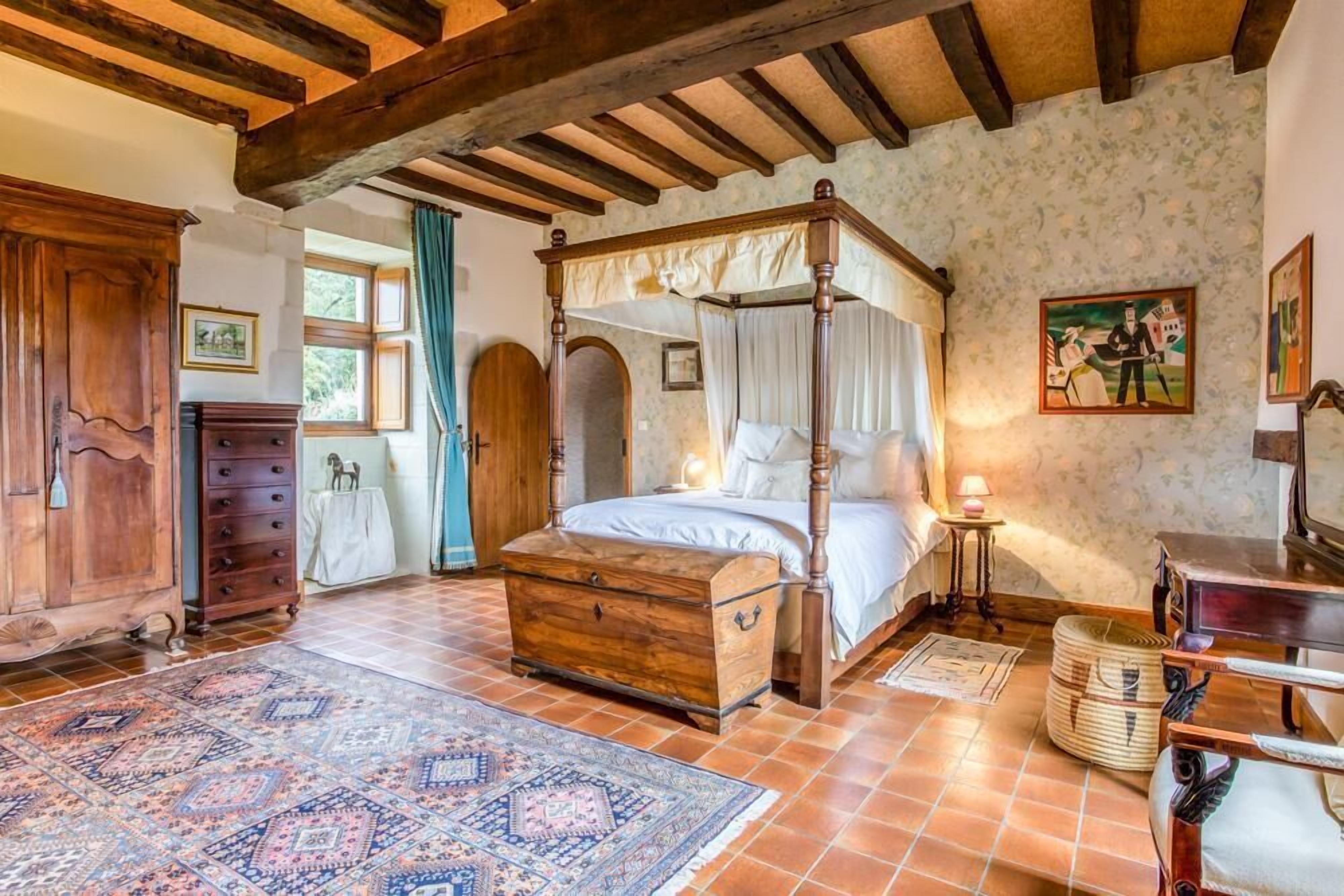 7 quartos, ferros/tábuas de passar roupa, Wi-Fi, roupa de cama