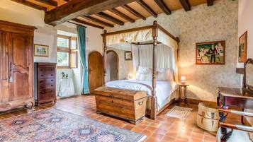 7 bedrooms, iron/ironing board, WiFi, bed sheets