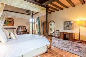7 bedrooms, iron/ironing board, WiFi, bed sheets