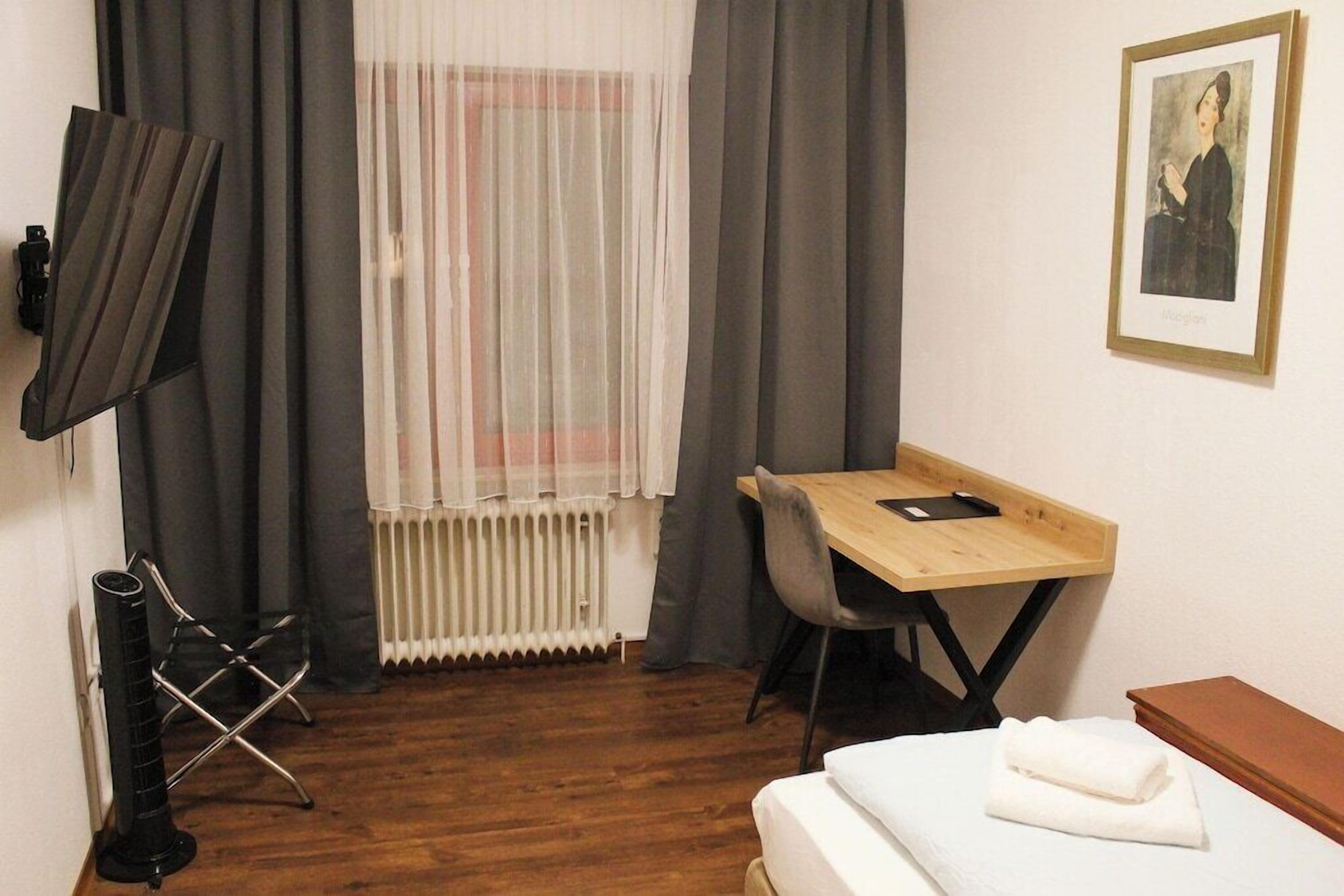 Premium bedding, desk, free WiFi