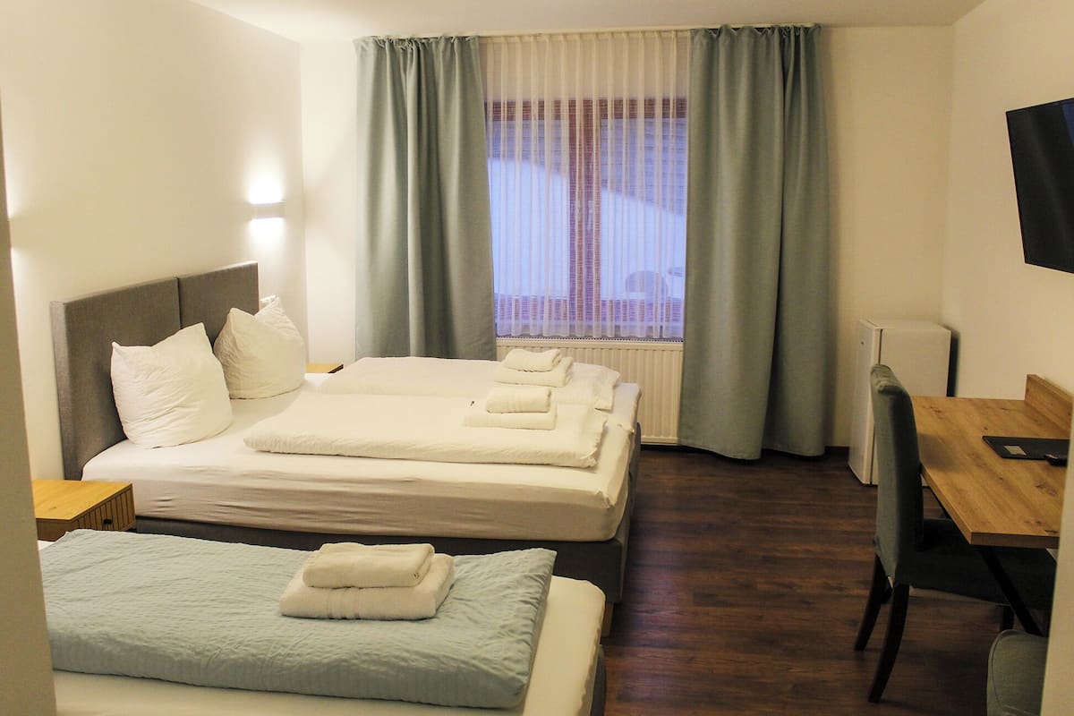 Habitación triple | Ropa de cama de alta calidad, escritorio y wifi gratis