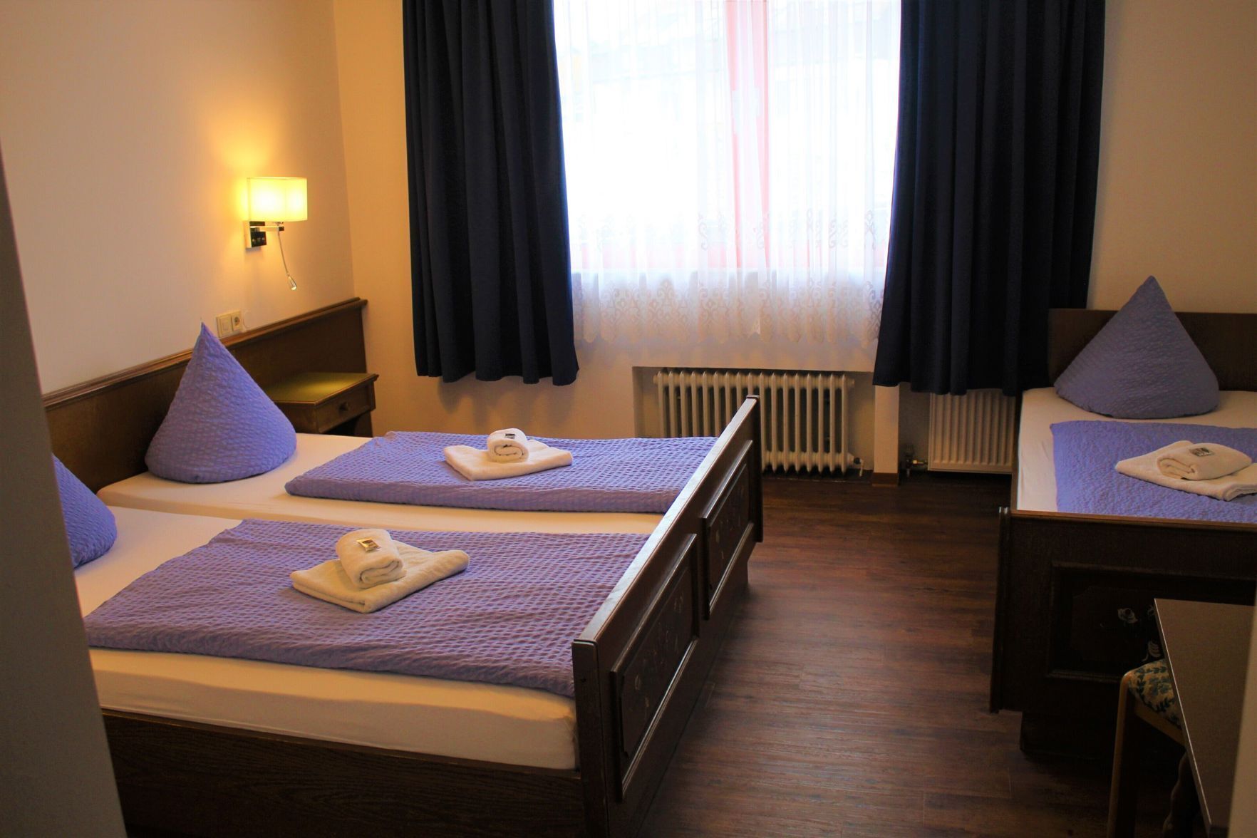 Ropa de cama de alta calidad, escritorio y wifi gratis 