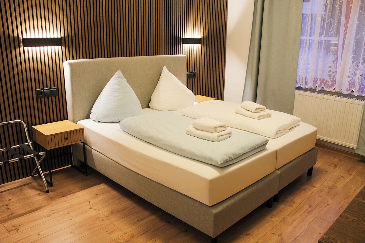 Habitación con 1 cama matrimonial o 2 individuales | Área de sala de estar | Televisión de pantalla plana