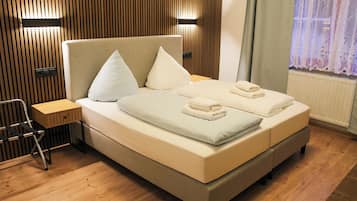 Doppel- oder Zweibettzimmer | Wohnbereich | Flachbildfernseher
