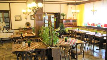 FrĂŒhstĂŒcksbuffet am Wochenende (11.90 EUR pro Person)