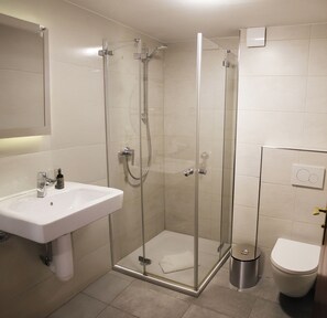 Serviettes fournies, papier toilette