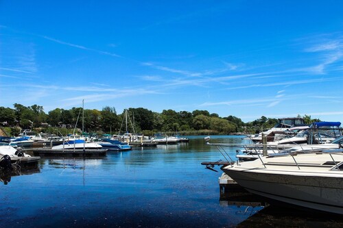 Colchester cottages a stones throw away from beaches, wineries, marina, parks.