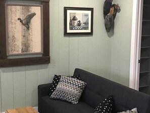 TV - Colchester cottages a stones throw away from beaches, wineries, marina, parks. (Colchester)