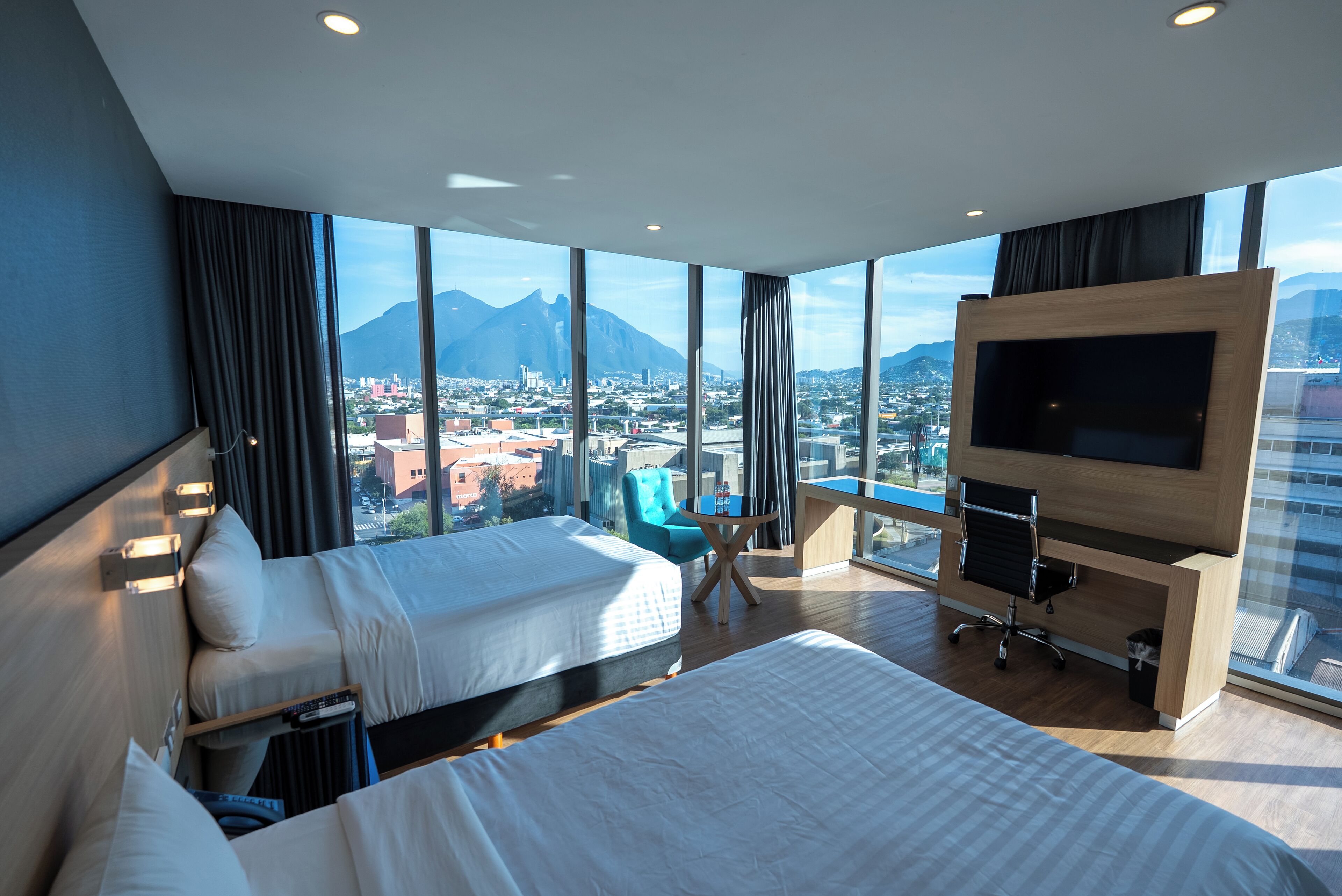 Caja de seguridad en la habitación y escritorio 