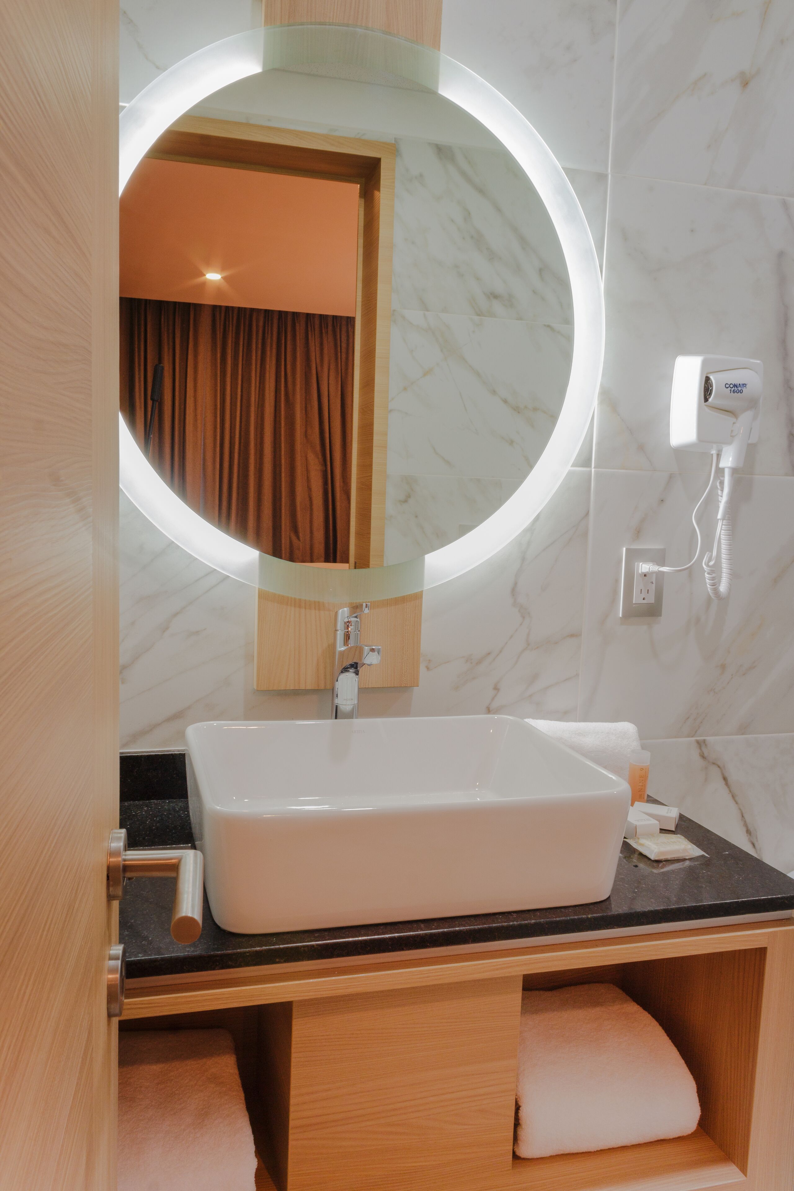 shower, rainfall showerhead, free toiletries, hair dryer