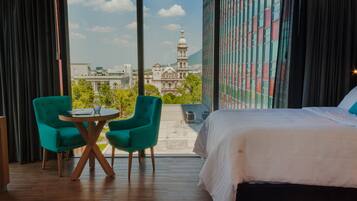 Habitación doble estándar | Caja de seguridad en la habitación y escritorio