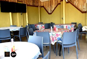 Se sirven desayunos, comidas, cenas y cocina local e internacional 