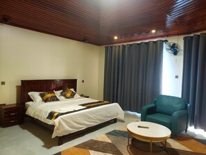 Desk, laptop workspace, iron/ironing board, free WiFi