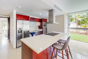 Een koelkast, een magnetron, een oven, een kookplaat