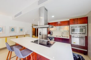 Refrigerador, microondas, horno y parrilla de estufa