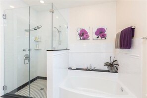 Baignoire, sèche-cheveux, serviettes fournies, savon