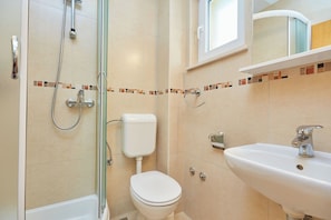 Shower, hair dryer, towels - Apartments Zelic Tucepi  S6 (Tucepi)