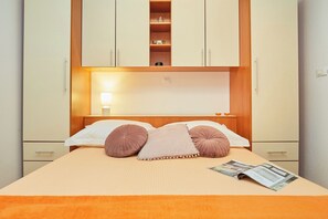1 bedroom, bed sheets - Apartments Zelic Tucepi  S2 (Tucepi)
