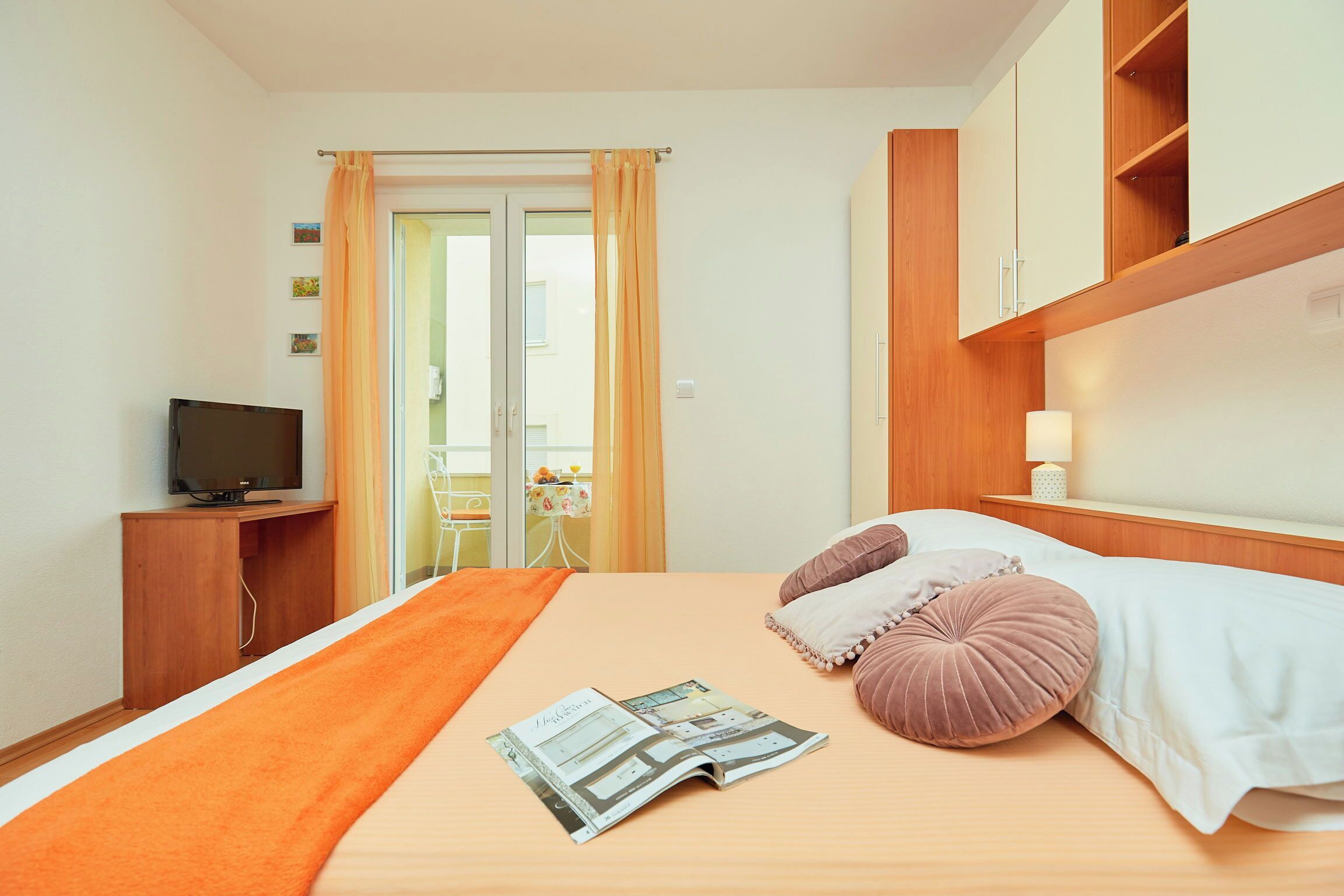 1 bedroom, bed sheets