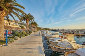 Unclassified image, 3 of 34, button