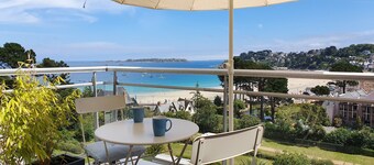 Perros, pleine vue mer, studio rénové face à la plage de Trestraou 