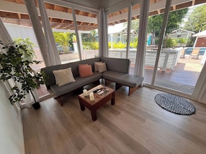 Smart TV, computer monitors, printers - Anantasun | Signature Pool View King Suite (Roatán)