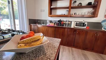 Cafetera y tetera, refrigerador, microondas y horno