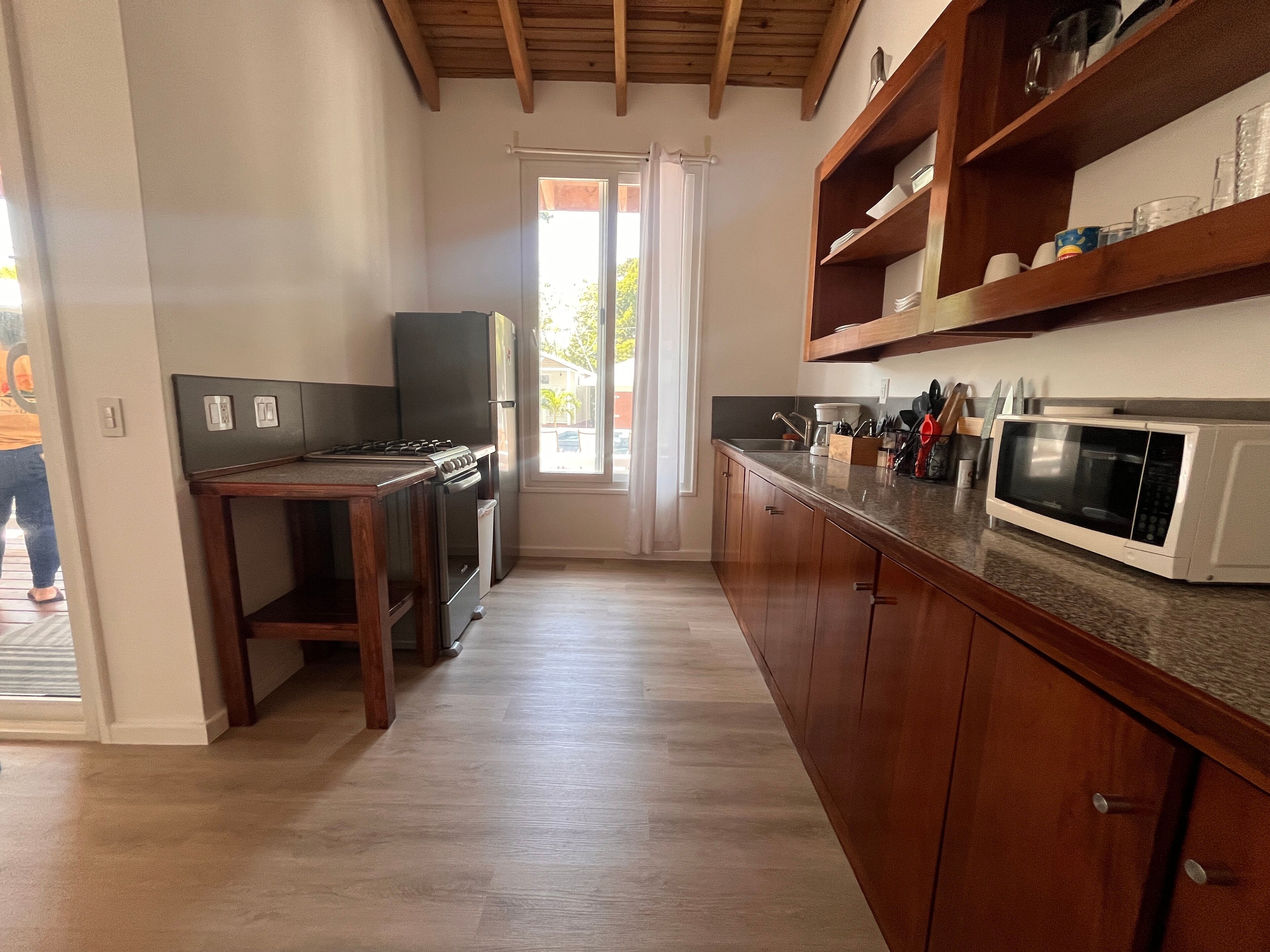 Een koelkast, een microgolfoven, een oven, een kookplaat