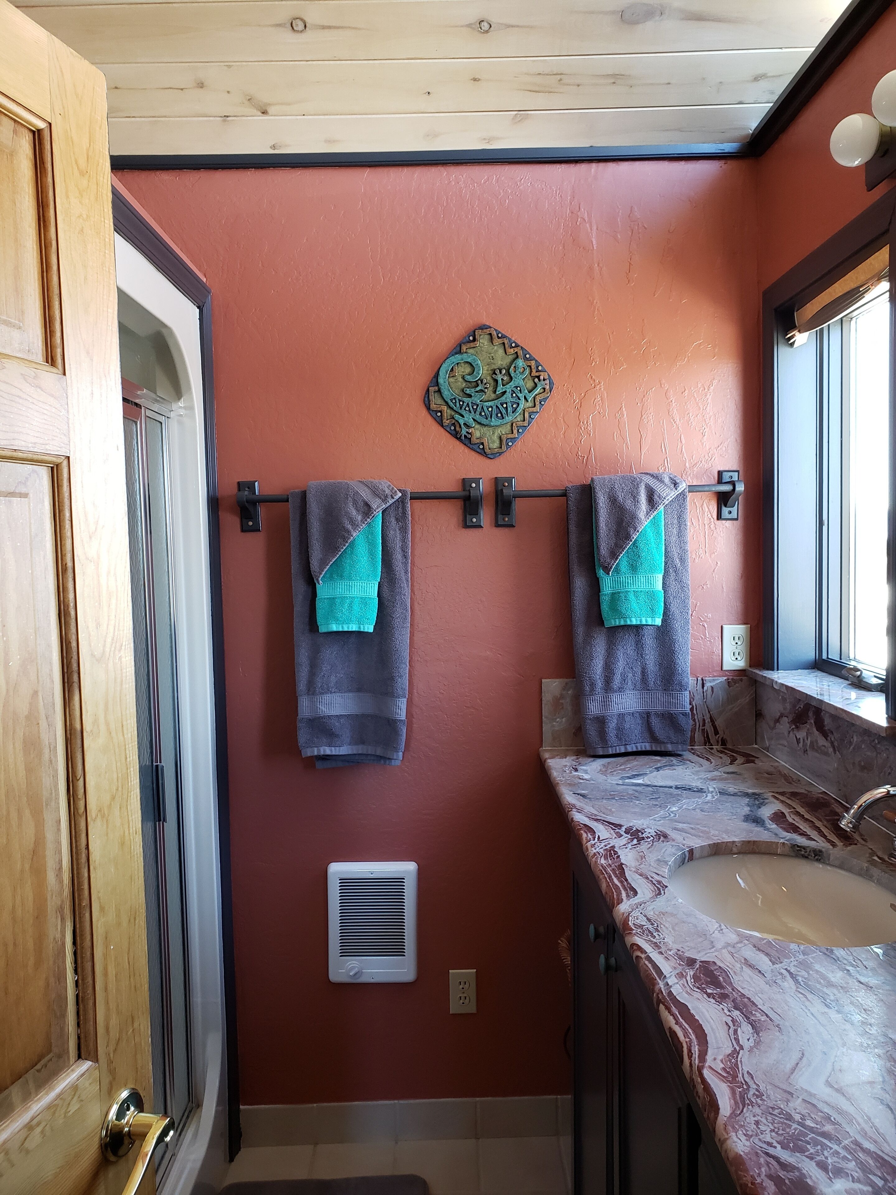 吹風機、毛巾、肥皂、洗髮精