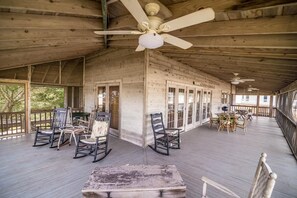 Outdoor dining - Drop Anchor A Dog-Friendly Home with Beach Access (Pawleys Island)