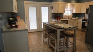 Fridge, microwave, oven, stovetop - 2 miles from NB State Park, James River,  hiking trails and trout fishing! (Natural Bridge Station)