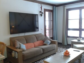 TV, books - Arc1950 5-Star Resort Large Tranquil Apartment 1 Bed Sleeps 4 Ski-in Ski-out (Arc 1950)