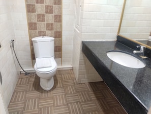 Quarto casal ou duplo luxo | Banheiro | Chuveiro, produtos de toalete grátis, secador de cabelo