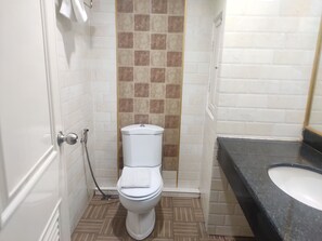 Habitación Deluxe con 1 cama matrimonial o 2 individuales | Baño | Regadera, amenidades de baño gratuitas, secadora de cabello, batas