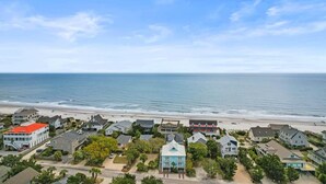 A coastal residential area with houses and a beach. - CasaUp Charming Duplex in Beautiful Pawleys Island (Pawleys Island)
