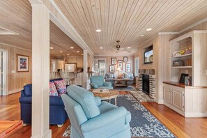 Flat-screen TV, fireplace - CasaUp Charming Duplex in Beautiful Pawleys Island (Pawleys Island)