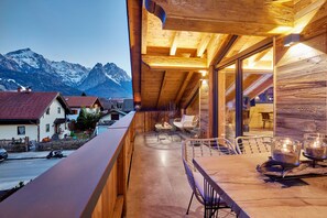 Outdoor dining - modern chalet with a spacios view to the mountains (Garmisch Partenkirchen)