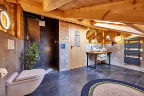 Combined shower/tub, eco-friendly toiletries, hair dryer, slippers - modern chalet with a spacios view to the mountains (Garmisch Partenkirchen)
