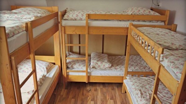 Basic Apartment | Living room