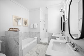 Douche, sèche-cheveux, serviettes fournies