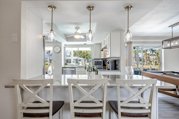 冷蔵庫、電子レンジ、オーブン、コンロ