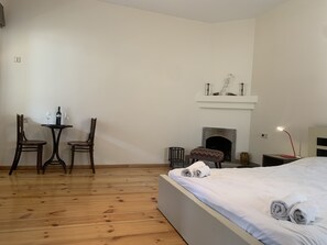 Habitación doble Deluxe, 1 cama King size | Ropa de cama de alta calidad y decoración personalizada 