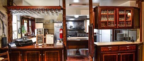 Réfrigérateur, micro-ondes, cafetière/bouilloire, grille-pain