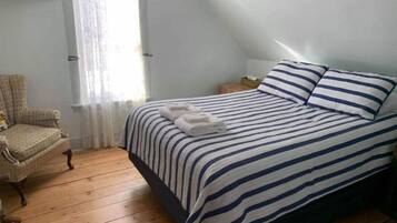 2 bedrooms, iron/ironing board, bed sheets