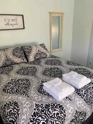 Iron/ironing board, free internet, bed sheets - Victorian Rose / Brook Road Inn (Goshen)