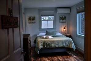 Tabla de planchar con plancha, internet gratis y ropa de cama 